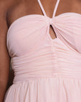 Close-up van de lichtroze jurk met een cut-out