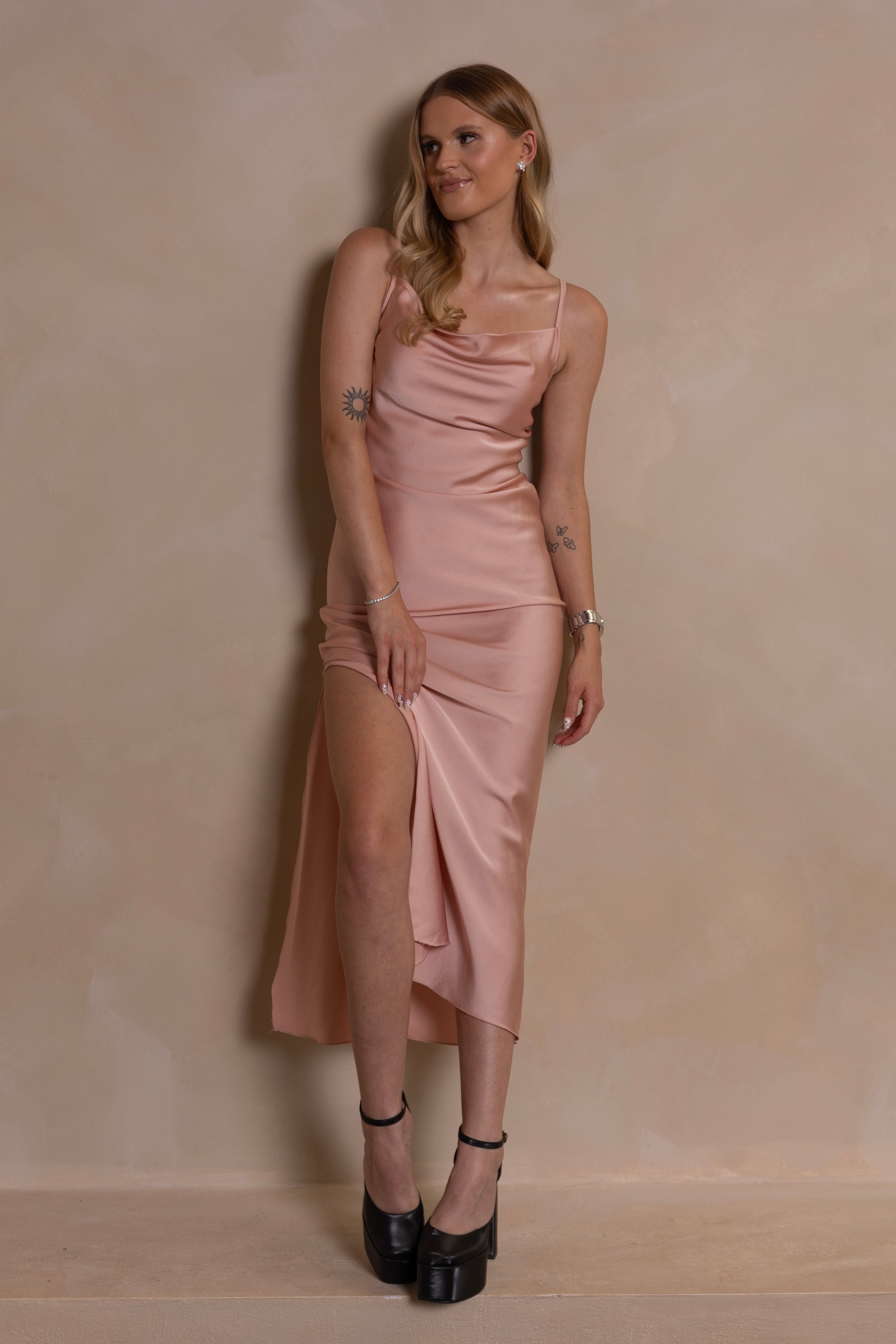Lichtroze lange jurk met spaghettibandjes en split, ideaal voor een elegante zomerse look