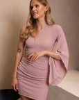 Roze mini-jurk van glitters, met asymmetrische schouder en een cut-out aan de rechterzijde, perfect voor een elegante avond.
