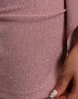 Close-up van de glitterstof van de roze jurk, die een sprankelende en luxe uitstraling biedt.