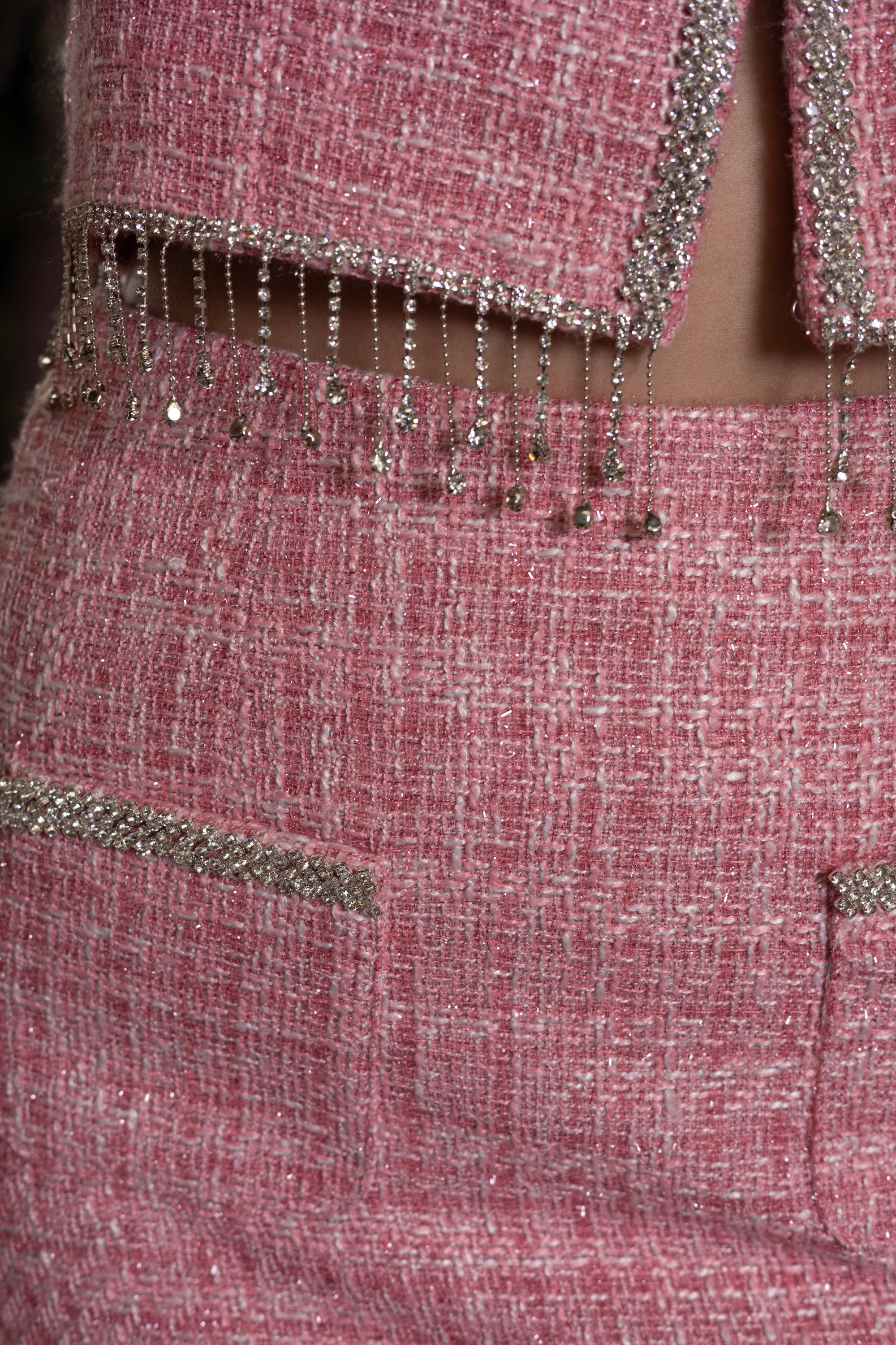 Close-up van de roze stof van de set, met glitters en diamantjes die een glamoureuze uitstraling geven.