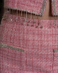 Close-up van de roze stof van de set, met glitters en diamantjes die een glamoureuze uitstraling geven.