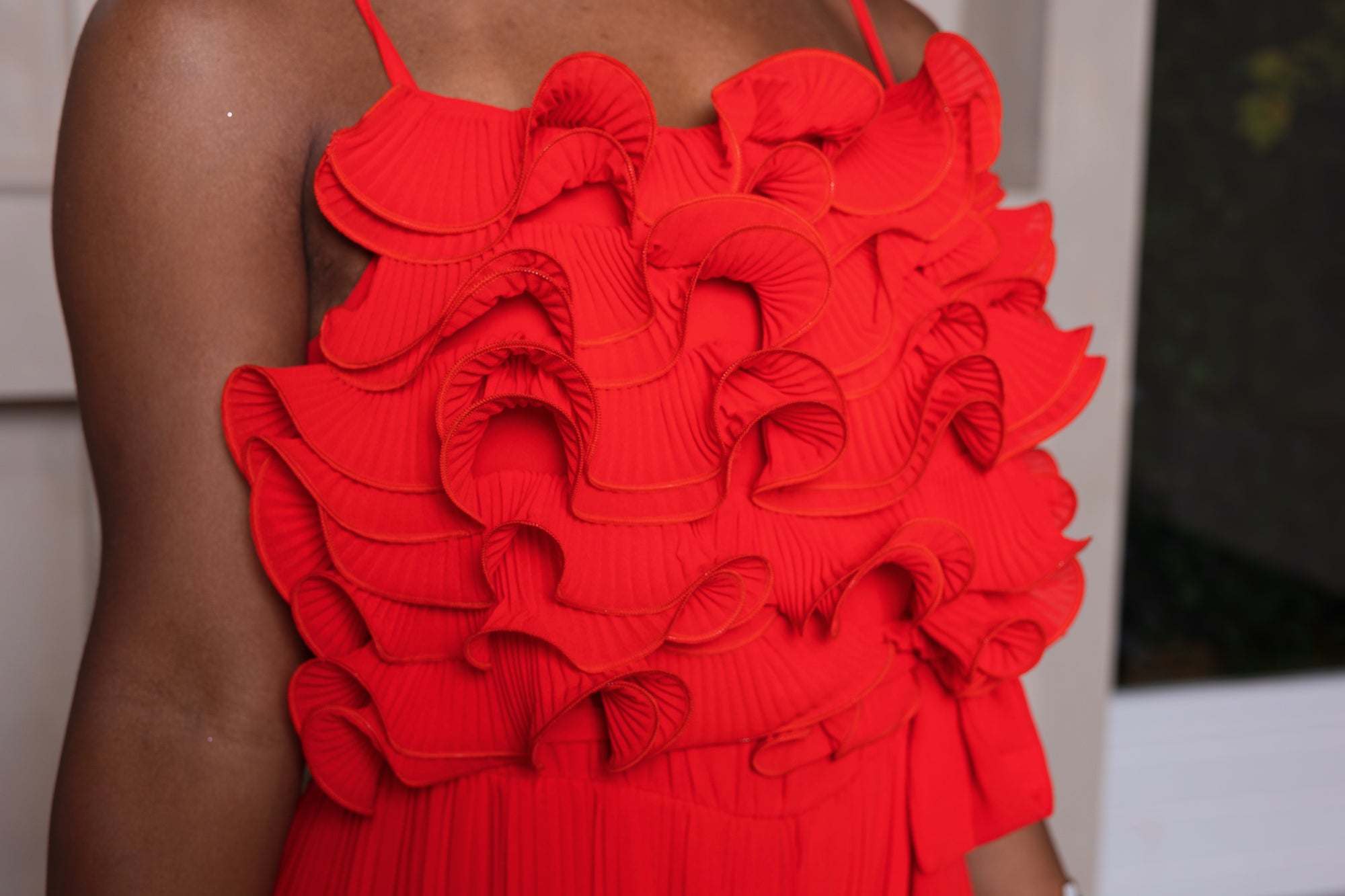 Close-up van de stof van de rode jumpsuit.